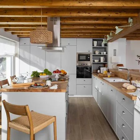 Vila Wishome-casa Sobre Acantilado Con Servicios De Hotel, Con Piscina Climatizada Pechón